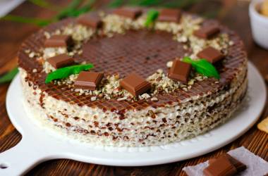 Вафельный торт с шоколадом и орехами
